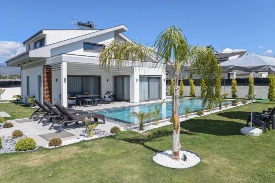 Freistehende Villa mit Pool, 3+1, zum Verkauf In Kargı