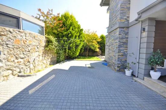 600 M² Grundstück Im Inneren mit privatem Pool freistehende Villa