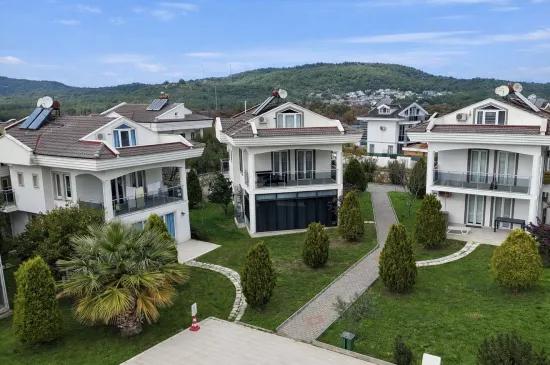 In Ovacık Innerhalb einer mit Pool ausgestatteten Wohnanlage möblierte Villa