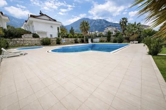 In Ovacık Innerhalb einer mit Pool ausgestatteten Wohnanlage möblierte Villa
