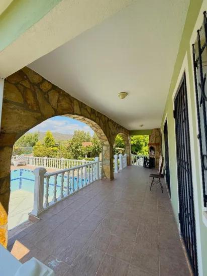 Freistehende Villa mit Garten und Pool zu vermieten
