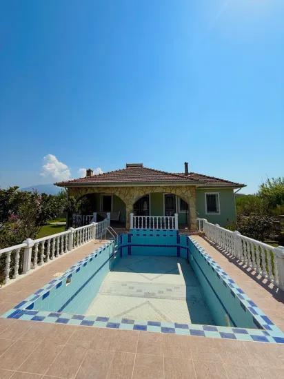 Freistehende Villa mit Garten und Pool zu vermieten