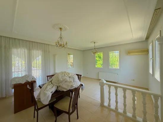 Freistehende Villa mit Garten und Pool zu vermieten