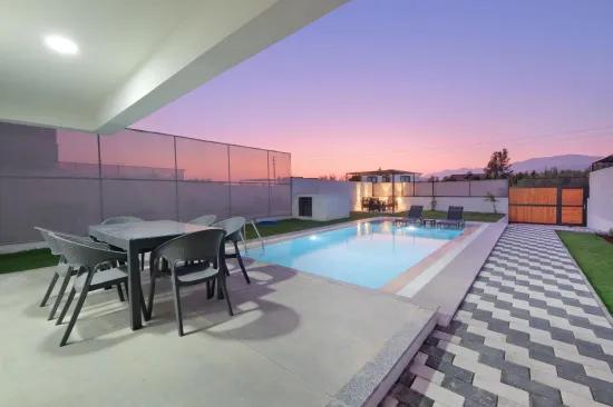 In Koca Çalış zu vermieten freistehende Villa mit Pool, möbliert