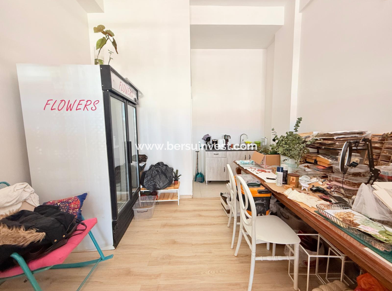 2 Geschäfte Zum Verkauf An Der Ecke Mit Blick Auf Yergüzlar In Akarca