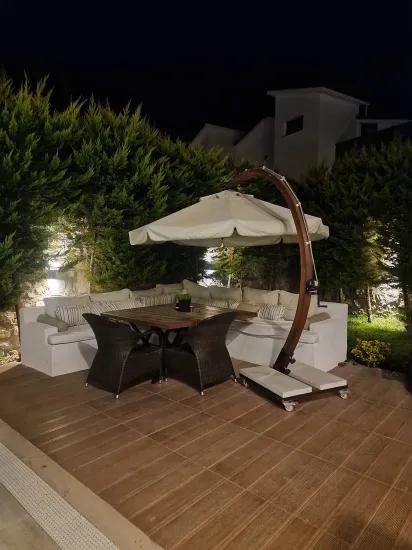 600 M² Grundstück Im Inneren Mit Privatem Pool Freistehende Villa