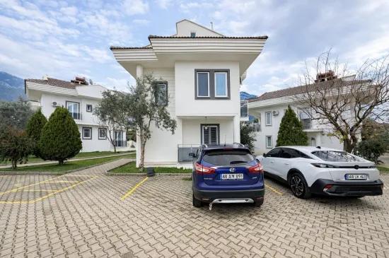 In Ovacık Innerhalb Einer Mit Pool Ausgestatteten Wohnanlage Möblierte Villa