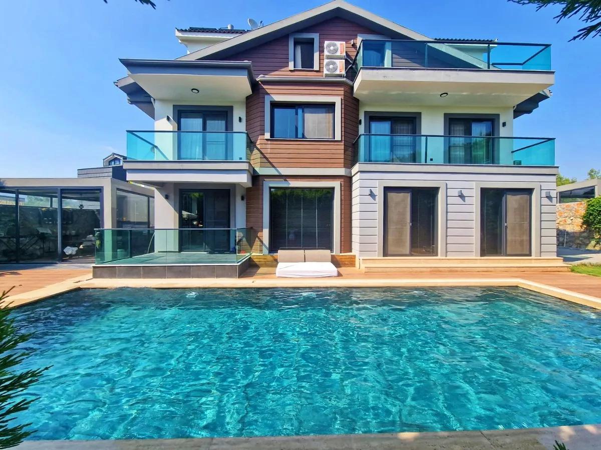 Detached Villa with Private Pool within a 600 M² Plot