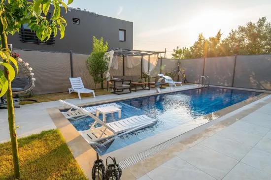 Furnished Long-term Rental Detached Villa