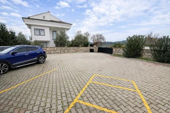 Ovacık'ta Havuzlu Site İçerisinde Eşyalı Villa