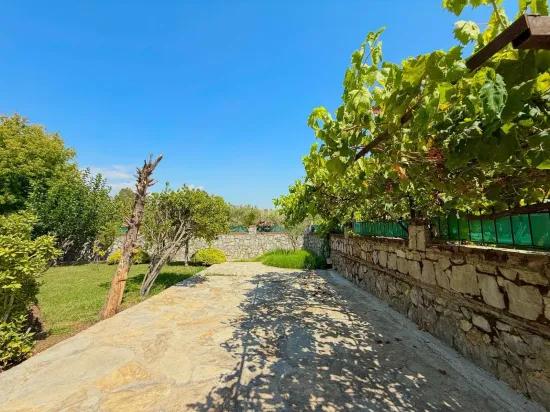 Müstakil Bahçeli Havuzlu Kiralık Villa