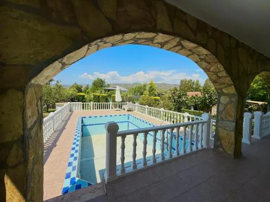 Müstakil Bahçeli Havuzlu Kiralık Villa