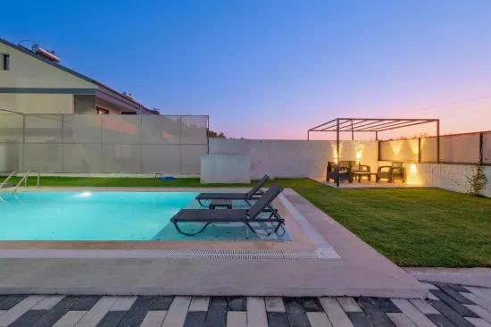 Koca Çalış'ta Kiralık Müstakil Havuzlu Eşyalı Villa