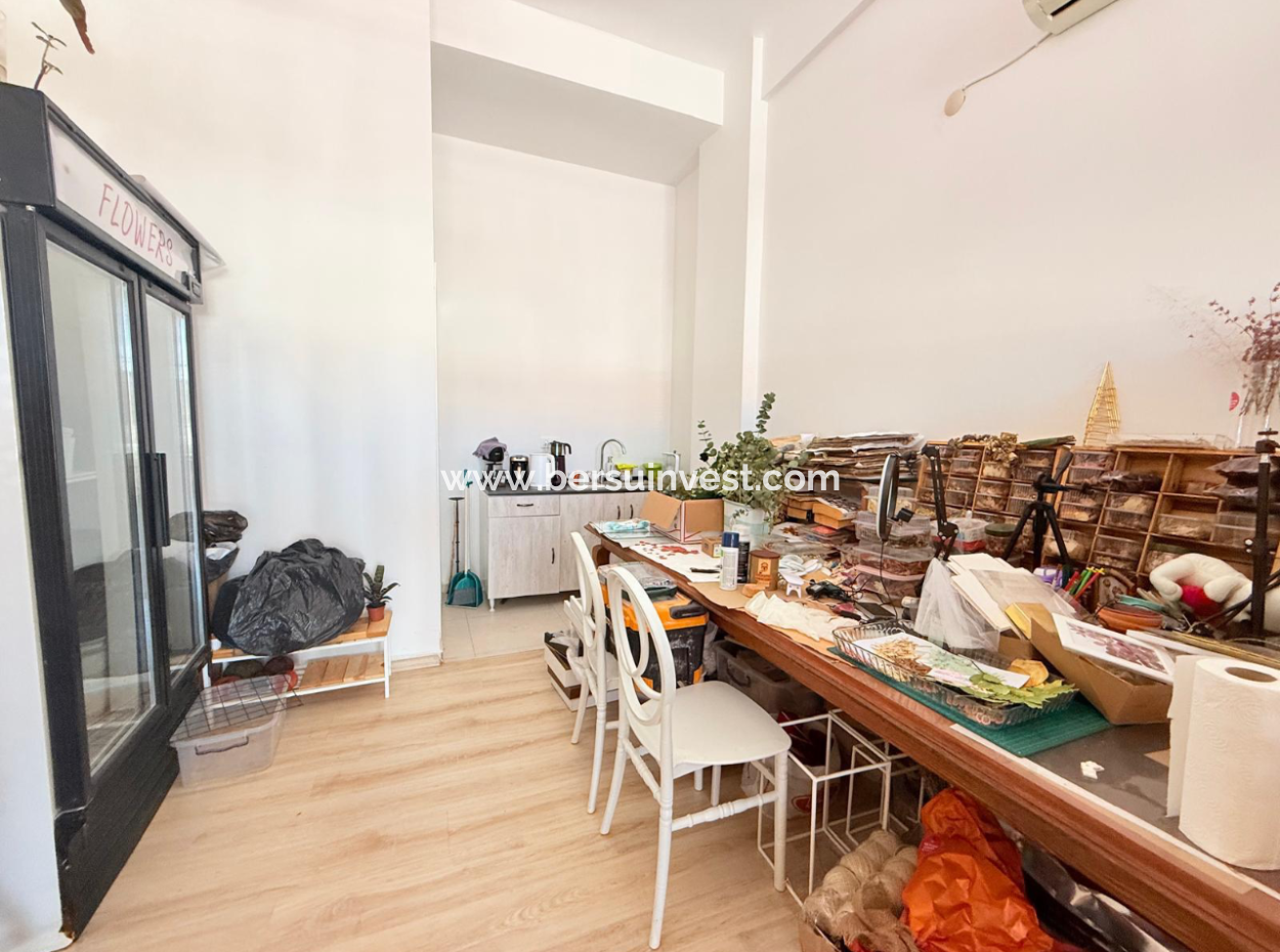 Akarca'da Yergüzlar'a Bakan Köşede Satılık 2 Adet Dükkan