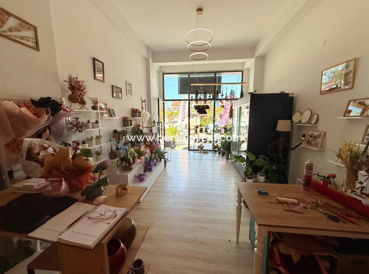 Akarca'da Yergüzlar'a Bakan Köşede Satılık 2 Adet Dükkan