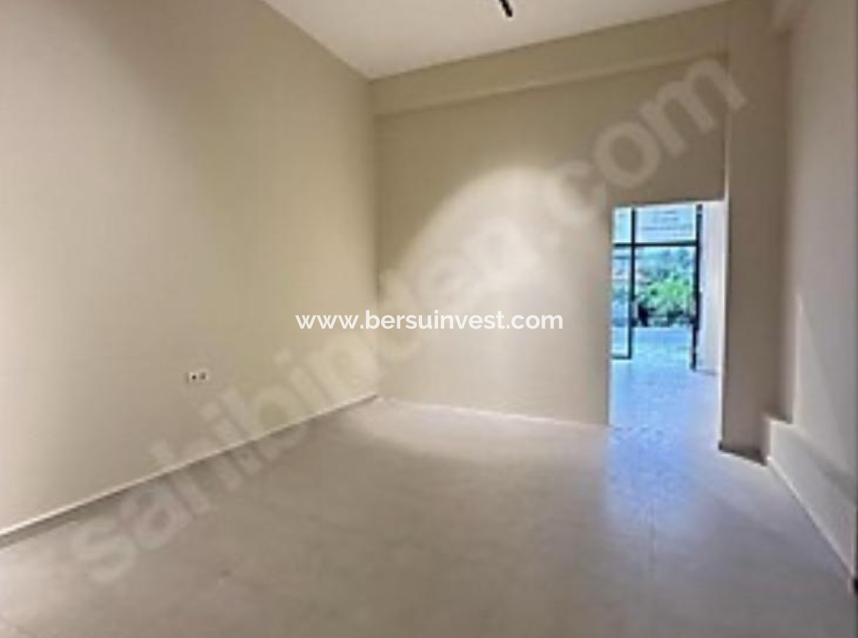 Akarca'da Yergüzlar'a Bakan Köşede Satılık 2 Adet Dükkan