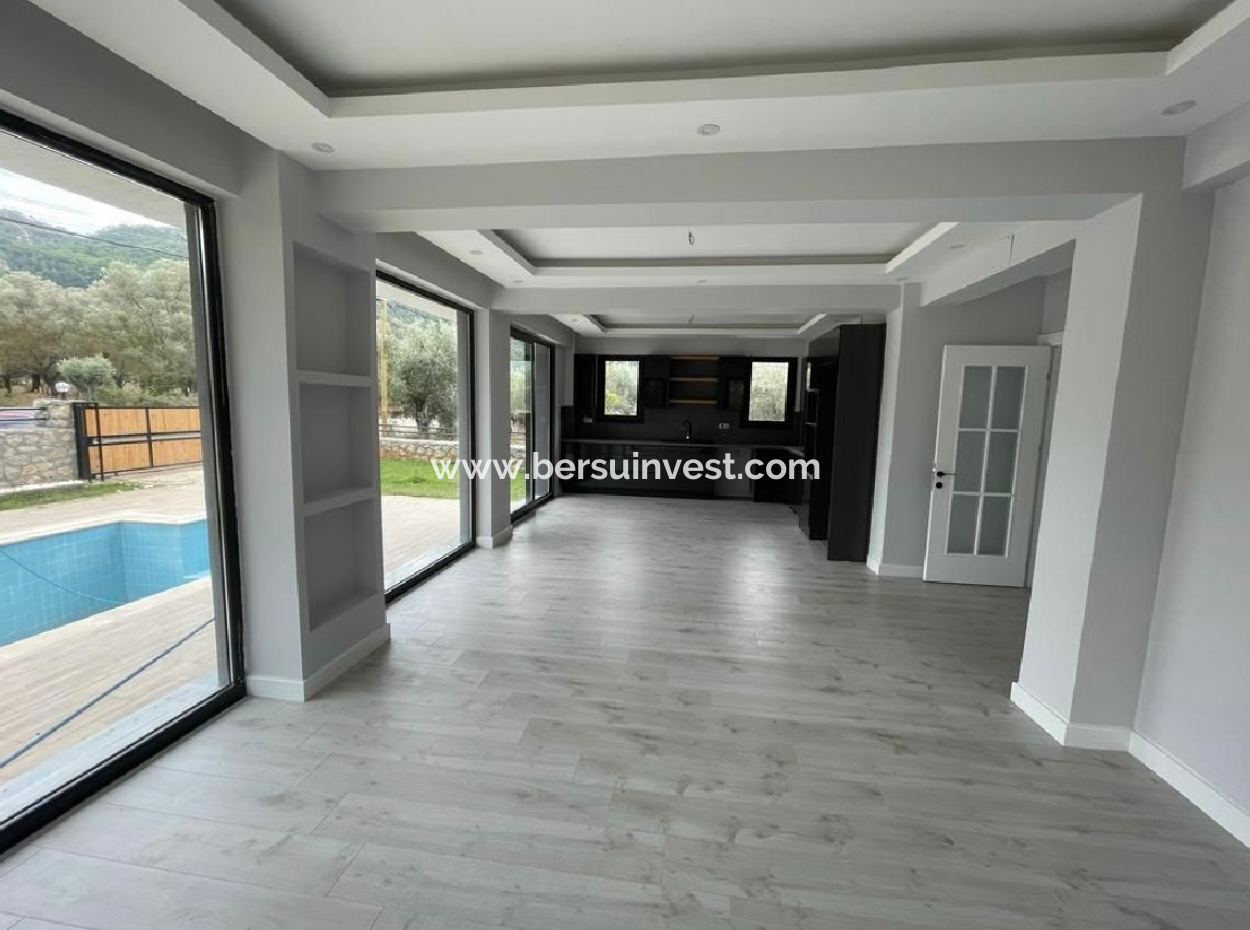 Fethiye Üzümlü'de 5+1 Satılık Villa