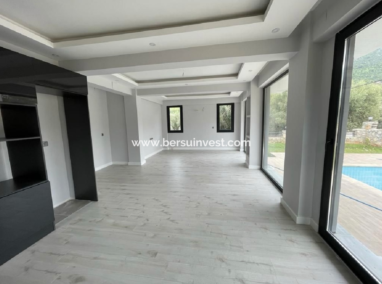 Fethiye Üzümlü'de 5+1 Satılık Villa