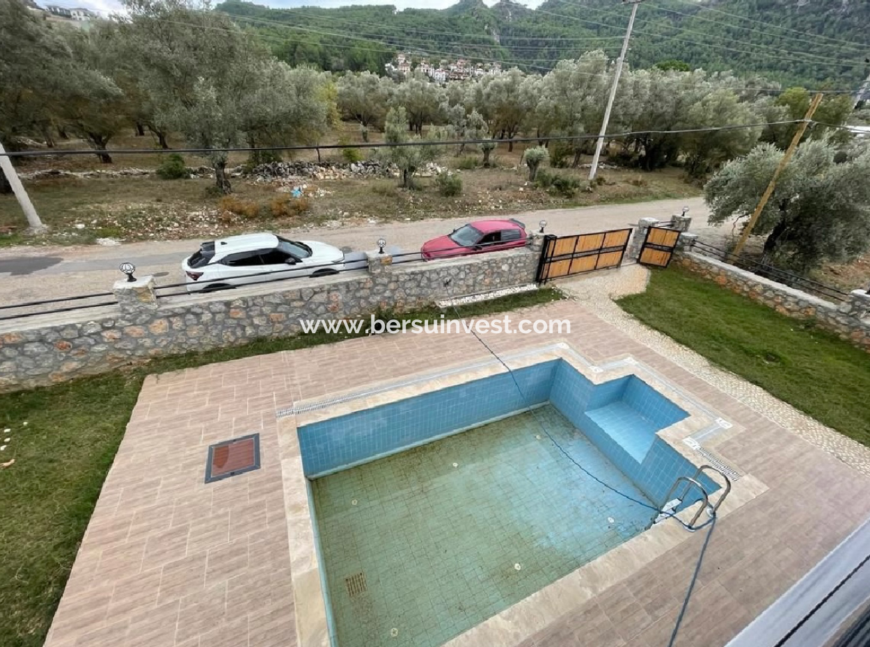 Fethiye Üzümlü'de 5+1 Satılık Villa