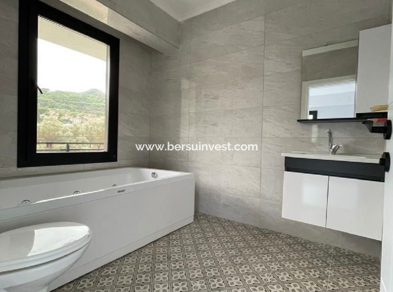 Fethiye Üzümlü'de 5+1 Satılık Villa